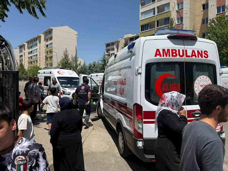Klima ünitesinden çıkan yangında duman binayı kapladı, 4 kişi etkilendi
