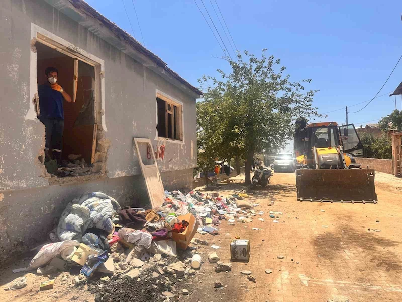 Sokaklarda topladığı çöpleri 7 yıldır evinde biriktiren zihinsel engelli kadının çöp evinde temizlik çalışması başladı
