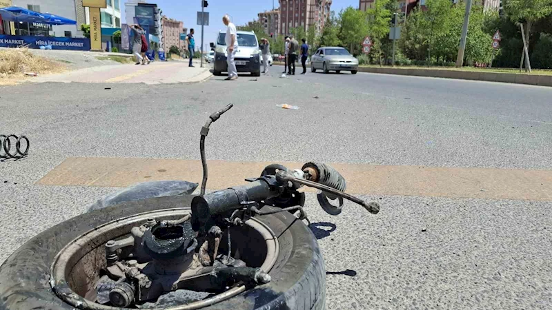 Sürücüsünün kontrolünden çıkan hafif ticari araç, park halindeki iki araca çarptı
