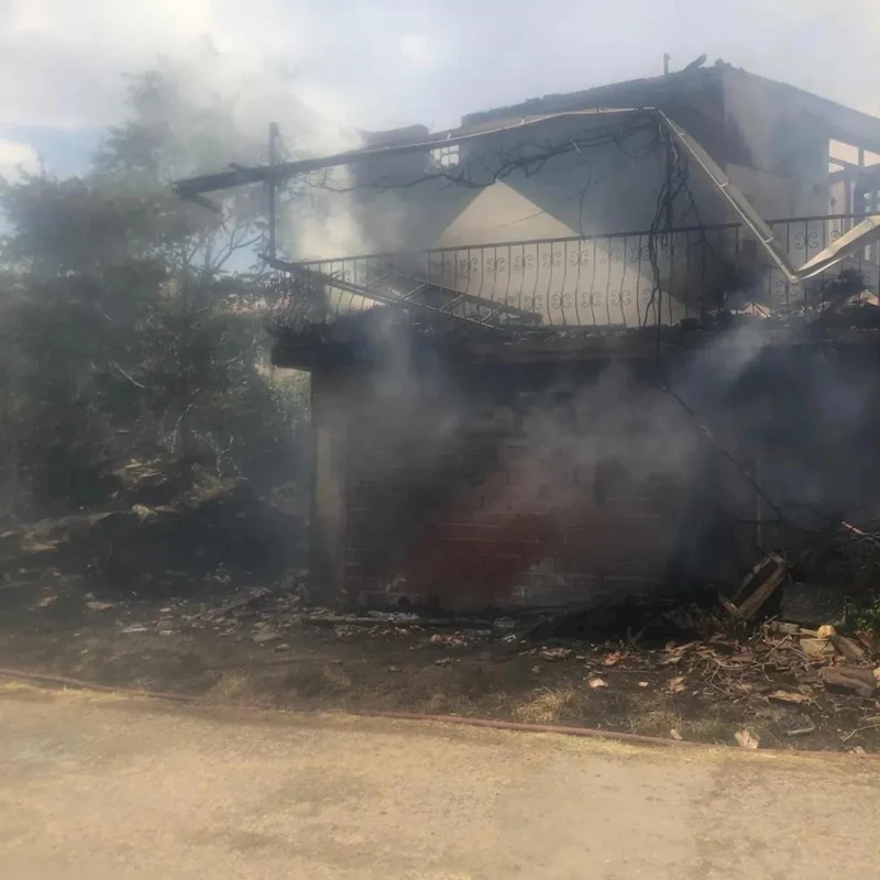 Uşak’ta yangında 3 ev zarar gördü
