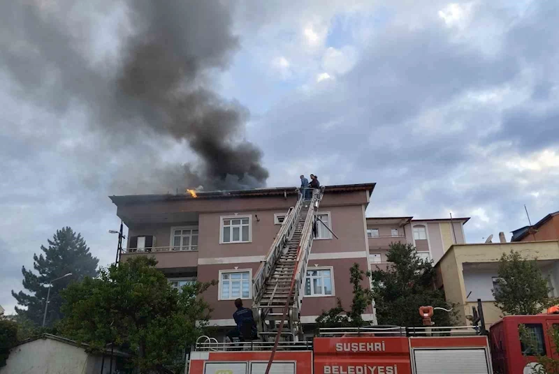 Sivas’ta korkutan çatı yangını
