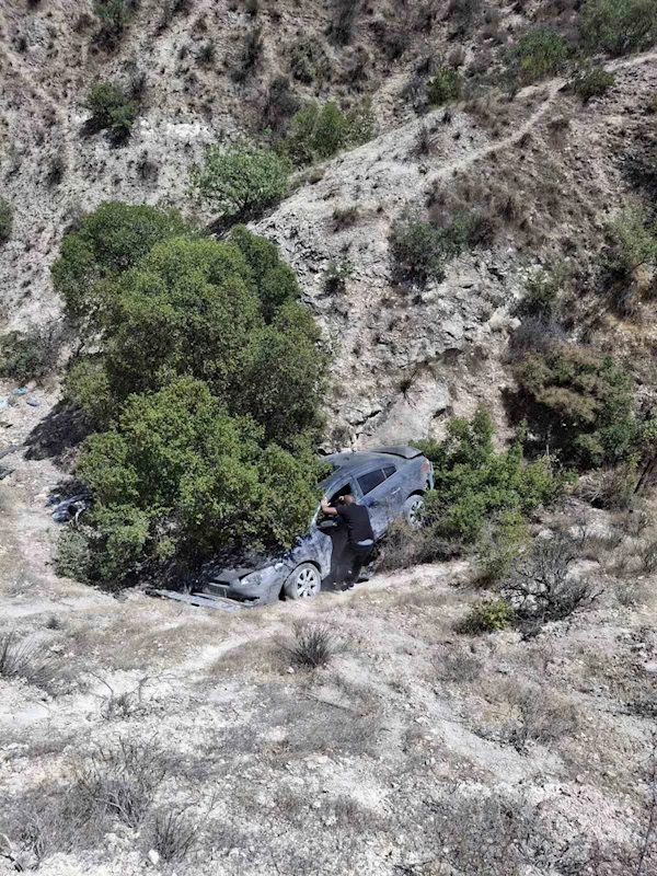 Gaziantep’te virajı alamayan otomobil dere yatağına uçtu, yaralanan olmadı
