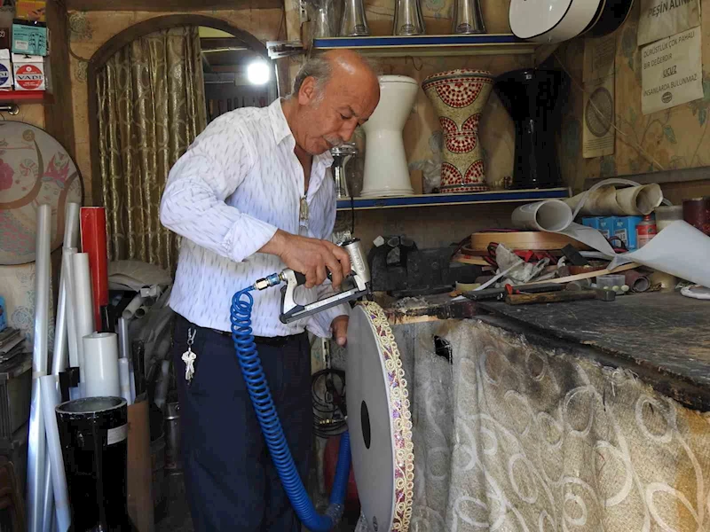 El emeğiyle yaptığı müzik aletlerini 50 yıldır müzik tutkunlarına ulaştırıyor
