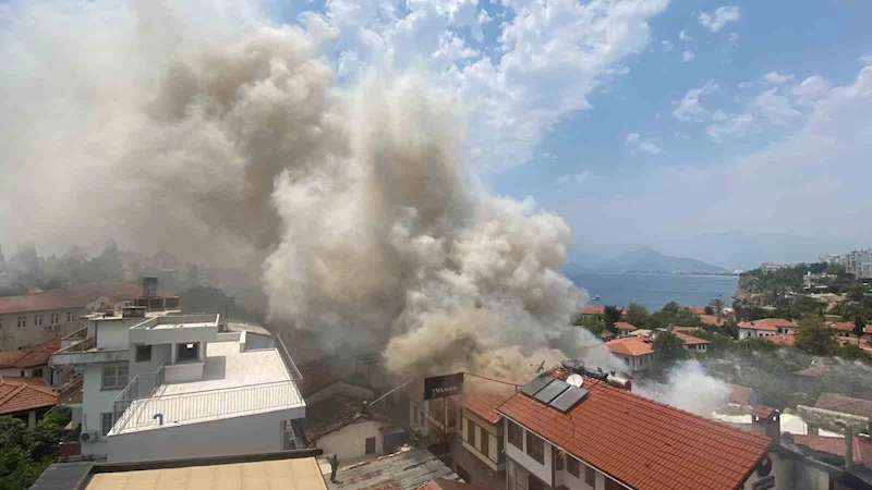 Antalya Kaleiçi’ndeki yangın 2 saatte kontrol altına alındı
