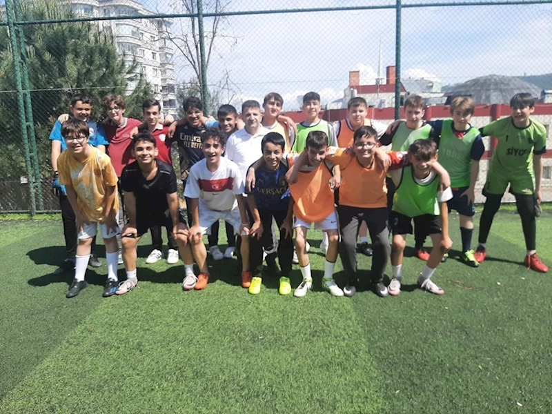LGS öncesi moral etkinliği: Öğrenciler halı sahada stres attı
