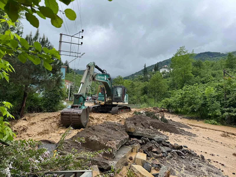 Trabzon’da şiddetli yağışlar sonrasında kaybolan yaşlı şahsı bulmak için çalışma başlatıldı
