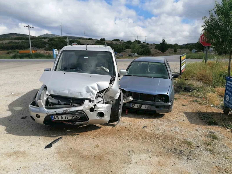 Hüyük’te otomobil ile hafif ticari araç çarpıştı: 2 yaralı
