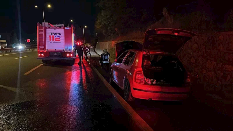 Seyir halindeki otomobilde yangın... Alevleri fark edip son anda indiler

