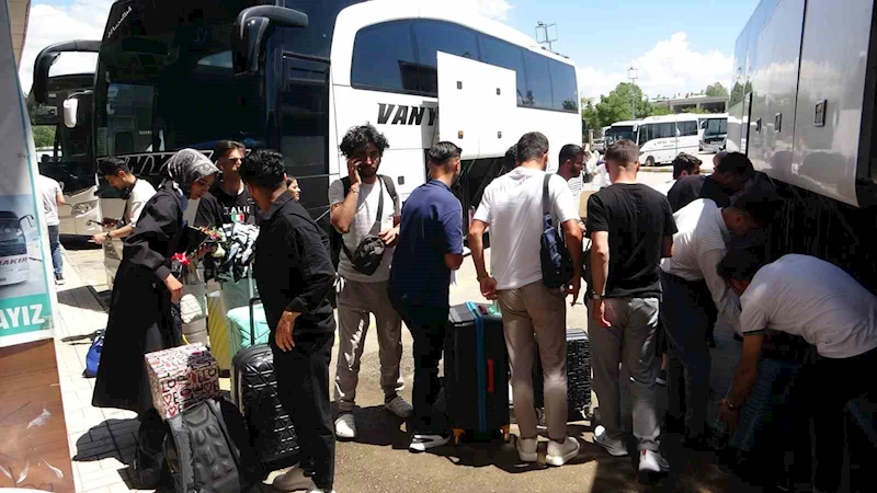 Van’daki otogarda bayram yoğunluğu başladı
