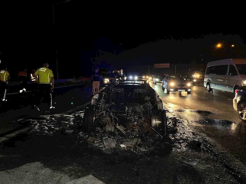 Bahçelievler’de alev alev yanan lüks otomobil hurda yığınına döndü
