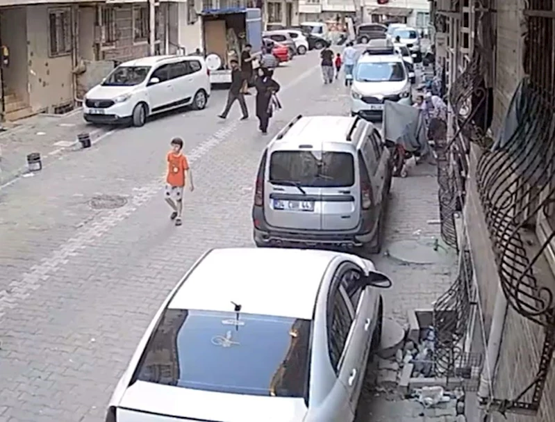 Yolda yürüyen kadın, hırsızın hedefi oldu; cebinden telefonu çalındı
