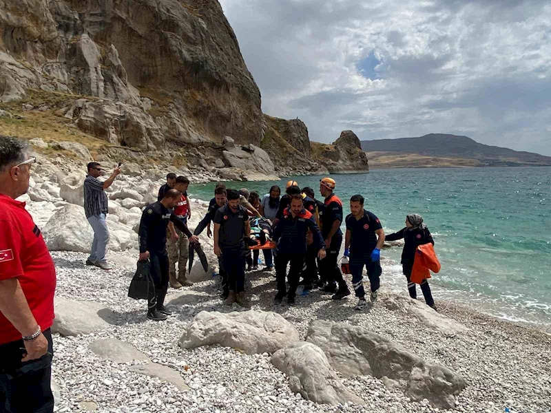 Van Gölü’ne giren 14 yaşındaki çocuk akıntıya kapılarak boğuldu
