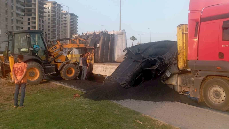 Tırdaki plastik ham madde yola saçıldı
