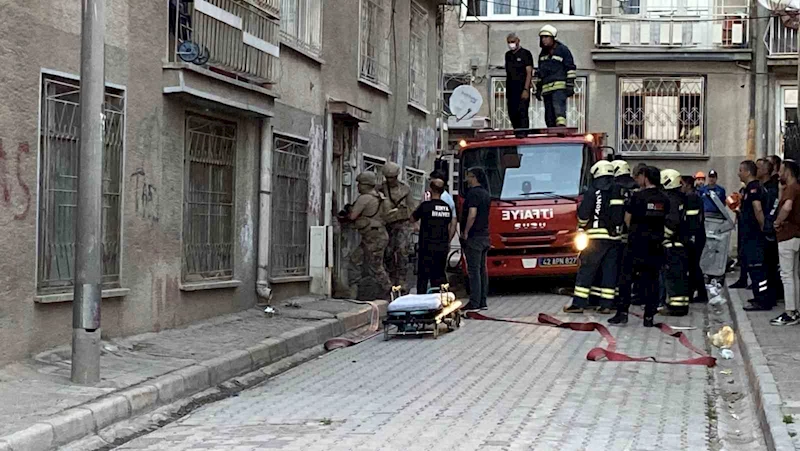 Boğazına bıçak dayadı, evini ateşe verdi
