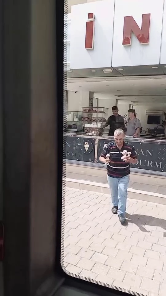 Şoför sıcaktan bunalan çocukları dondurmayla serinletti

