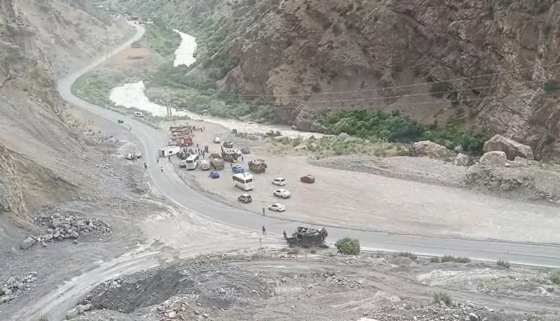 Hakkari’de midibüs devrildi, 6 asker yaralandı

