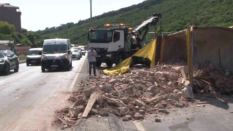 Maltepe’de hafriyat kamyonu devrildi, yol trafiğe kapandı
