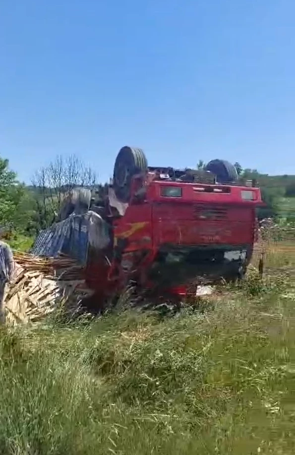 Yalova’da freni boşalan kamyon ters devrildi: 1 yaralı
