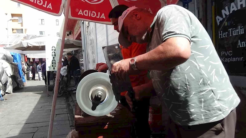 Kars’ta bıçaklar kurbanlar için bileniyor
