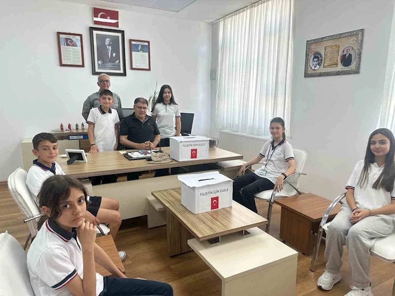 Minik yürekler harçlıklarını Gazze için topladı
