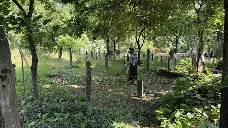 Kartepe’de mezarlık temizliği
