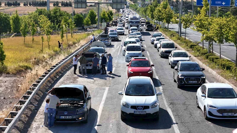 Diyarbakır’da onlarca araç hararet yapınca kilometrelerce kuyruk oluştu
