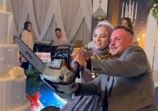 Salona faytonla geldiler, pastayı da motorlu testere ile kestiler
