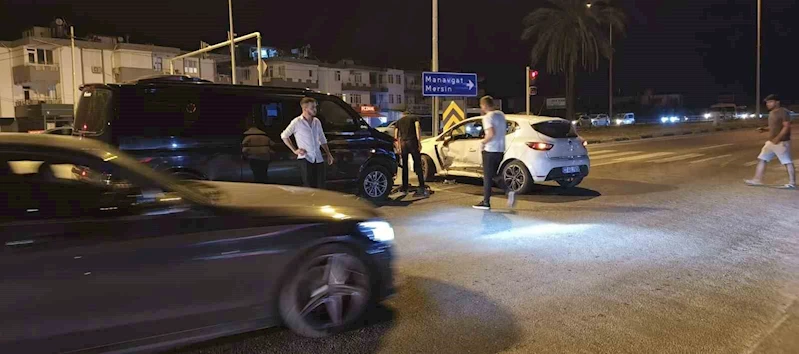 Kırmızı ışık ihlali yapan tur minibüsü otomobile çarptı
