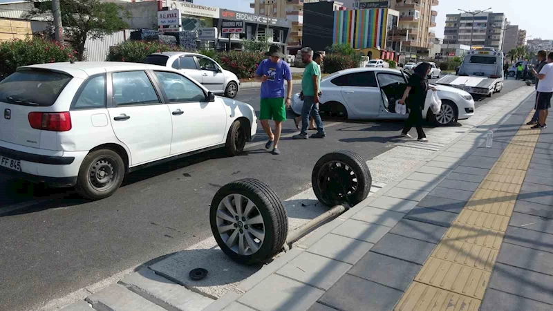 Çarpışan otomobillerden biri ters döndü, diğerinin iki tekeri gövdeden ayrıldı
