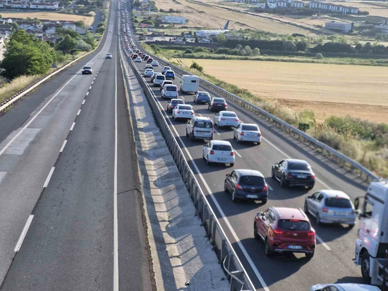 İstanbul’dan Trakya’ya akın: Tatilciler yola çıktı, şeritler doldu
