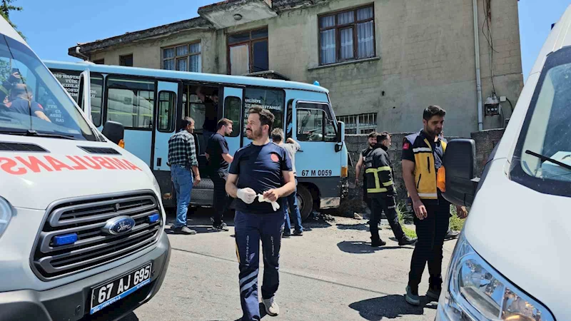 Zonguldak’ta freni patlayan yolcu minibüsü duvara çarptı: 14 yaralı
