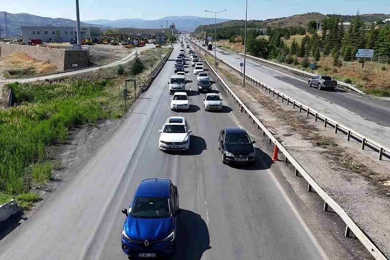 Tatilcilerin bayram yolcuğu sürüyor: 43 ilin geçiş güzergahında yoğun trafik
