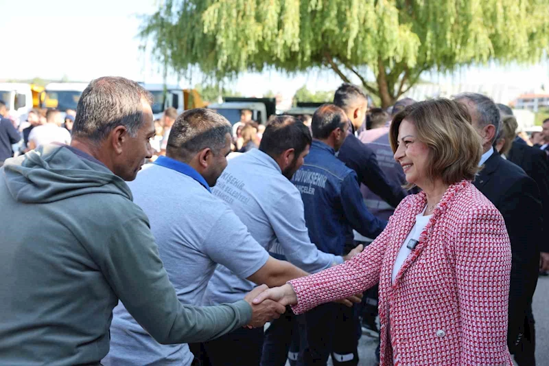 Başkan Ünlüce personelle bayramlaştı
