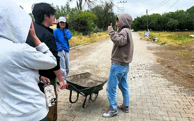Çinli turistler, kendilerini misafir eden yaşlı kadına 