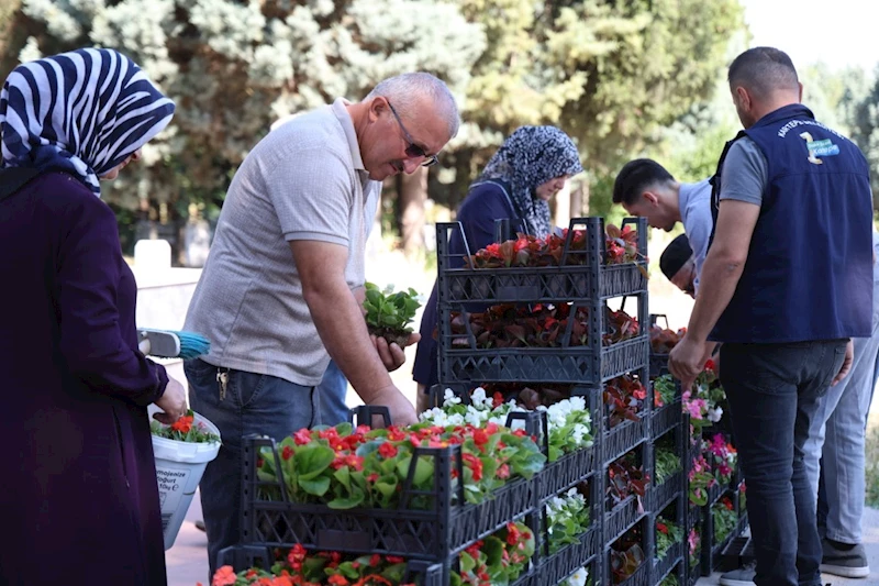 Kartepe’de mezarlıklarda çiçek dağıtımı yapıldı
