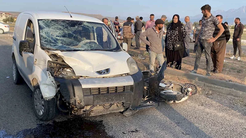Hafif ticari araçla motosiklet çarpıştı: 1 ağır yaralı
