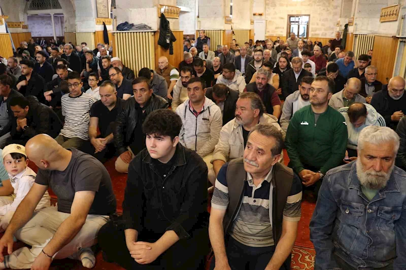 832 yıllık camide Kurban Bayramı namazı kılındı
