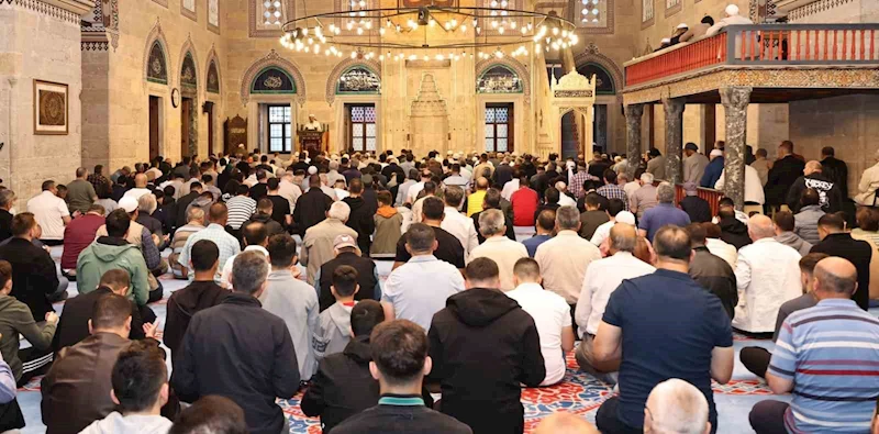 Sultan II. Bayezid Camii’nde bayram namazı kılındı
