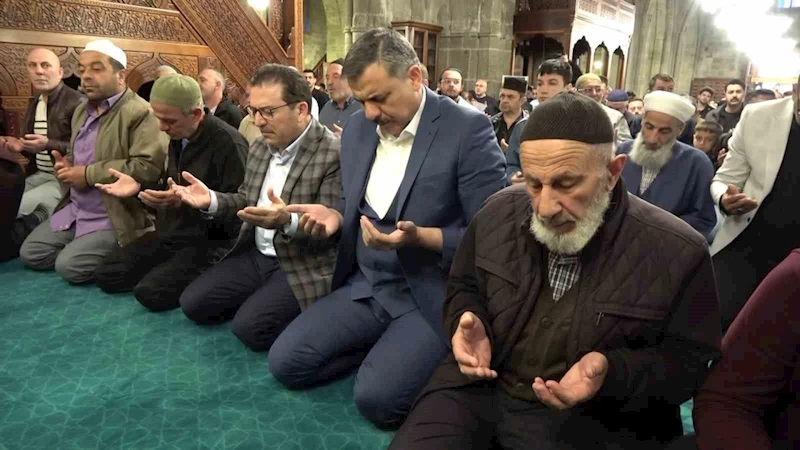 Erzurum’da protokol vatandaşlarla bayramlaştı
