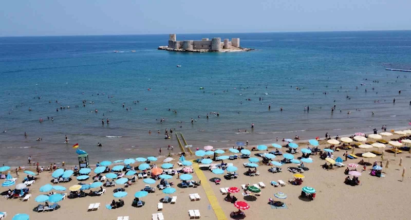 Bayram tatiliyle Kızkalesi’nde deniz keyfi
