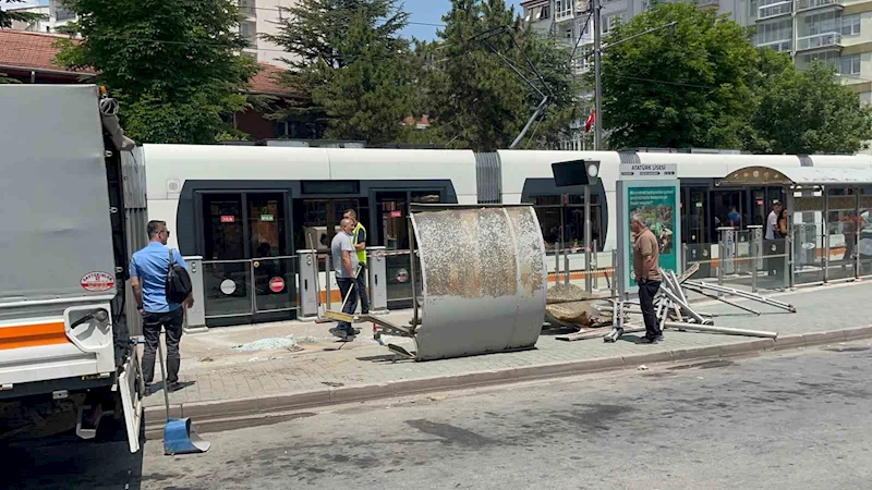 Eskişehir’de otobüs tramvay durağına daldı: 2 yaralı
