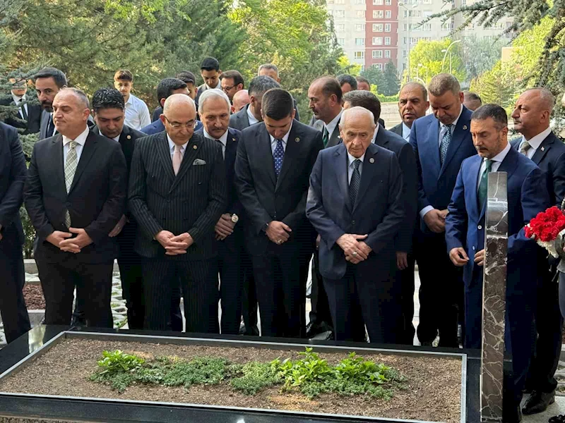 MHP Genel Başkanı Bahçeli, Alparslan Türkeş’in kabrini ziyaret etti
