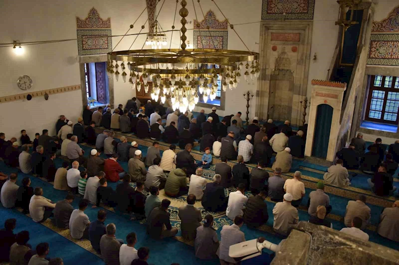 Karapınar’da bayram namazında vatandaşlar camilere akın etti
