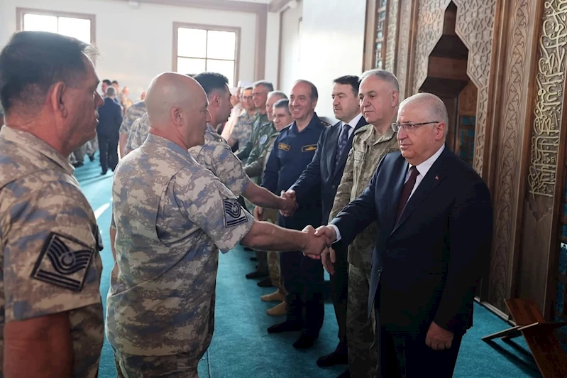 Bakan Güler, Kurban Bayramı’nda Mehmetçikle bir araya geldi

