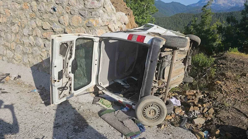 Manavgat’ta hafif ticari araç devrildi, sürücü ağır yaralandı
