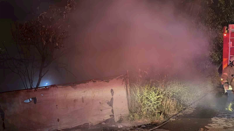 Arnavutköy’de tek katlı baraka alev alev yandı
