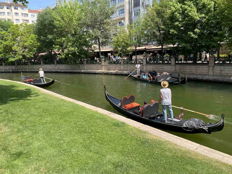 Bayramda Eskişehir’e gelen turistler gondol seferlerini yoğunlaştırdı

