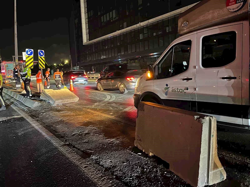Küçükçekmece E-5’te beton bariyere çarpan otomobil yan yola girdi
