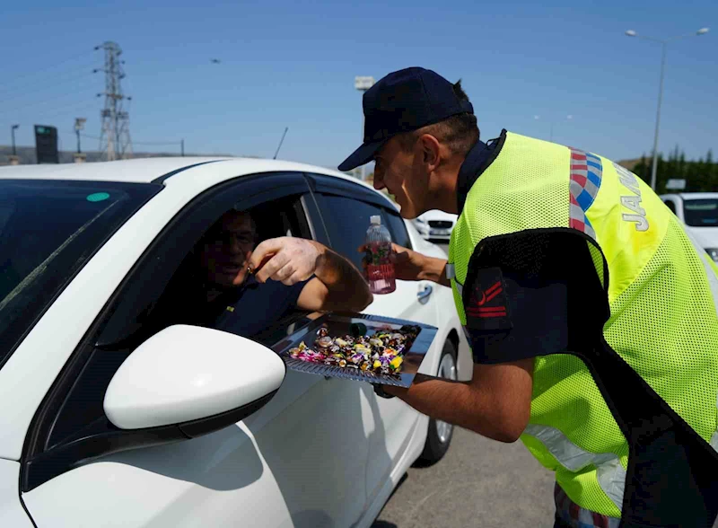 43 ilin geçiş güzergahında bayram hareketliliği: Uygulama noktalarında şeker ve kolonya ikram edildi
