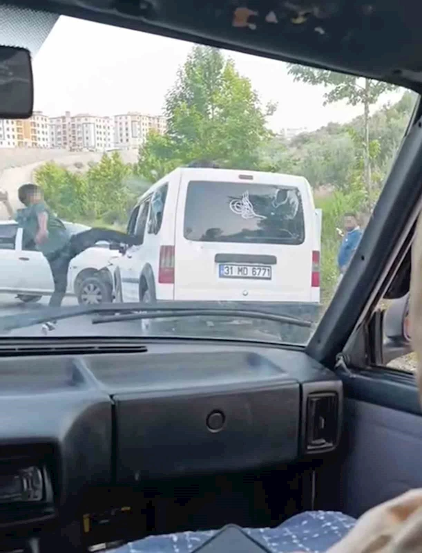 Hayrete düşüren görüntü: Kaza yaptıkları araçtakilere korku dolu anlar yaşattılar

